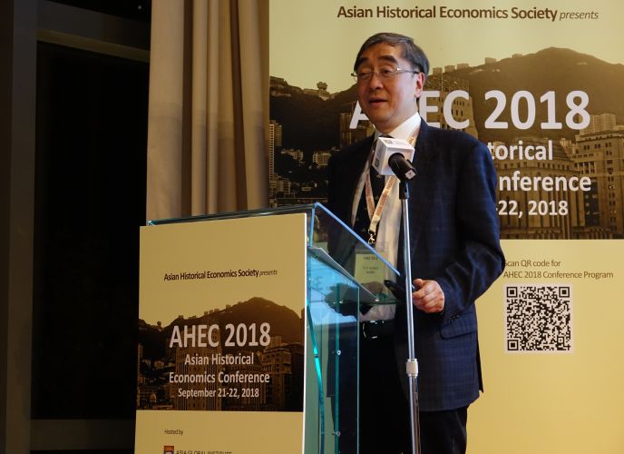 Y. C. Richard Wong sharing his in-depth knowledge of homes and immigrants in post-war Hong Kong and his quantitative research at AHEC 2018 Conference Dinner